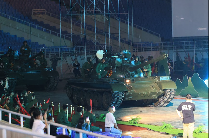 "Hẹn ước Bắc - Nam" đưa 2 xe tăng T-54 huyền thoại lên sân khấu- Ảnh 4. "Hẹn ước Bắc - Nam" đưa 2 xe tăng T-54 huyền thoại lên sân khấu- Ảnh 4.