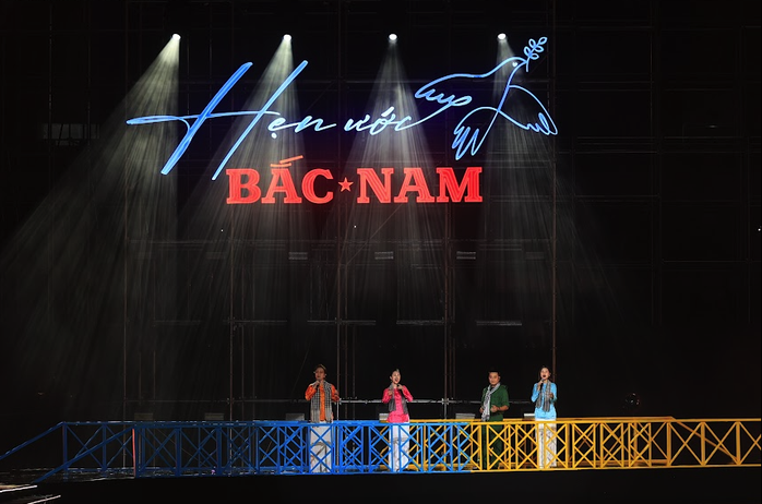 "Hẹn ước Bắc - Nam" đưa 2 xe tăng T-54 huyền thoại lên sân khấu- Ảnh 1. "Hẹn ước Bắc - Nam" đưa 2 xe tăng T-54 huyền thoại lên sân khấu- Ảnh 1.