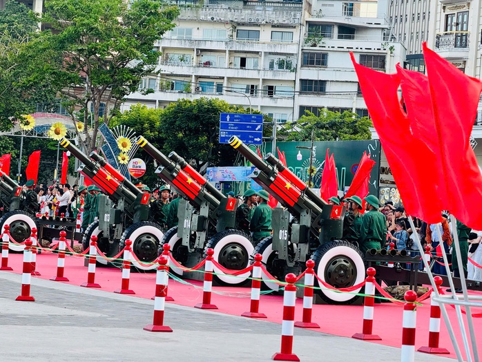 Người dân TP HCM hào hứng chờ xem diễn tập bắn đại bác tại Bến Bạch Đằng - Ảnh 1.