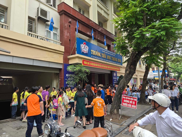 Cháy nhà gần trường tiểu học trong phố cổ, sơ tán hàng trăm học sinh- Ảnh 3. Cháy nhà gần trường tiểu học trong phố cổ, sơ tán hàng trăm học sinh- Ảnh 3.