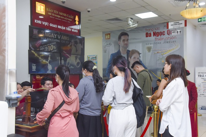 Giá vàng tăng vùn vụt nhưng "có tiền không dễ mua"- Ảnh 3. Giá vàng tăng vùn vụt nhưng "có tiền không dễ mua"- Ảnh 3.