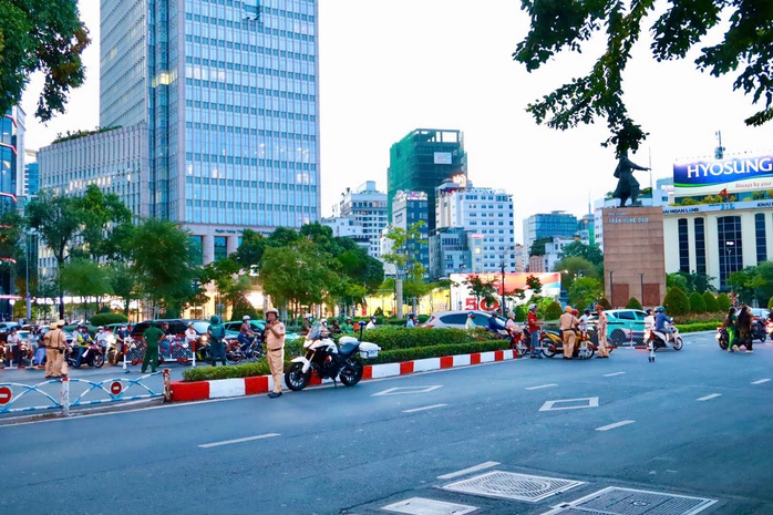 Người dân TP HCM hào hứng chờ xem diễn tập bắn đại bác tại Bến Bạch Đằng - Ảnh 7.