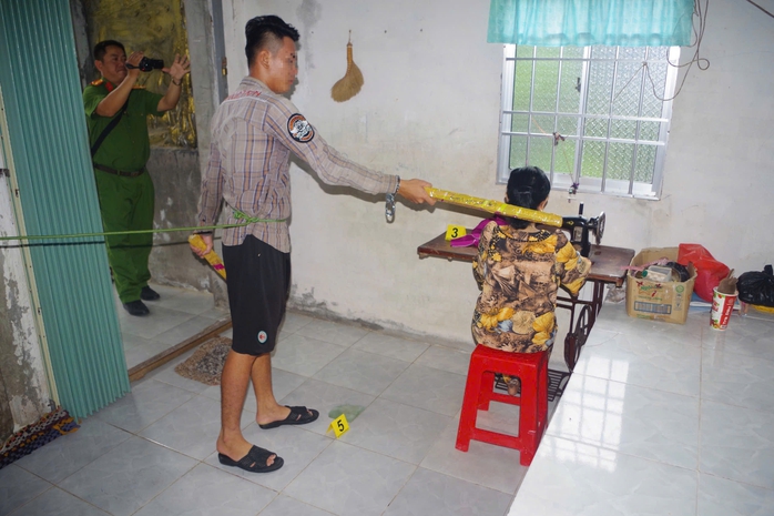 Thực nghiệm hiện trường vụ cháu trai đánh bà nội để cướp vàng- Ảnh 1. Thực nghiệm hiện trường vụ cháu trai đánh bà nội để cướp vàng- Ảnh 1.
