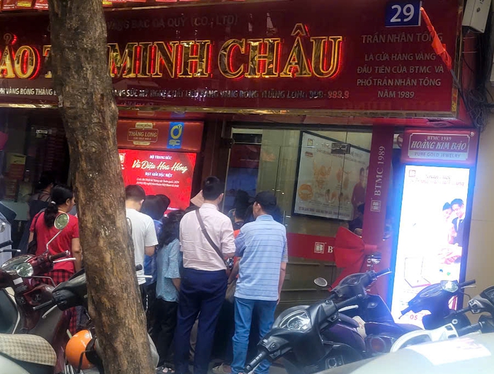Giá vàng tăng vùn vụt nhưng "có tiền không dễ mua"- Ảnh 2. Giá vàng tăng vùn vụt nhưng "có tiền không dễ mua"- Ảnh 2.
