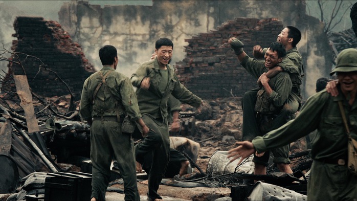 Hứa Vĩ Văn hóa bác sĩ quân y trong "Mưa đỏ"- Ảnh 9. Hứa Vĩ Văn hóa bác sĩ quân y trong "Mưa đỏ"- Ảnh 9.