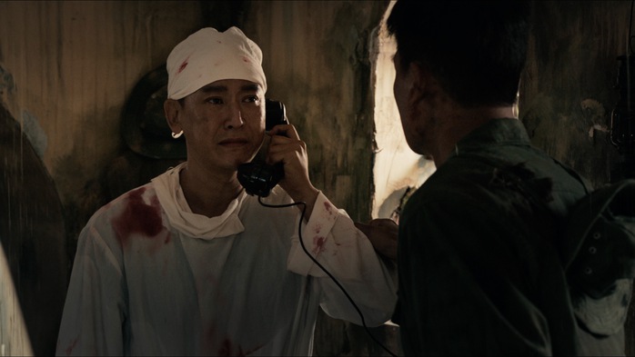 Hứa Vĩ Văn hóa bác sĩ quân y trong "Mưa đỏ"- Ảnh 2. Hứa Vĩ Văn hóa bác sĩ quân y trong "Mưa đỏ"- Ảnh 2.