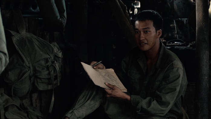 Hứa Vĩ Văn hóa bác sĩ quân y trong "Mưa đỏ"- Ảnh 5. Hứa Vĩ Văn hóa bác sĩ quân y trong "Mưa đỏ"- Ảnh 5.