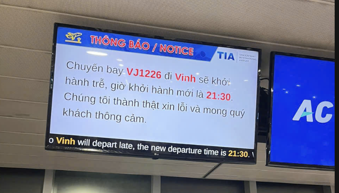 Khách than phiền chuyến bay bị chậm, rồi hủy ở sân bay Tân Sơn Nhất - Ảnh 2.