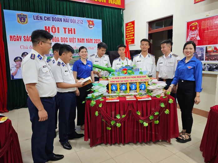 Hải đội 212 tôn vinh văn hóa đọc- Ảnh 2. Hải đội 212 tôn vinh văn hóa đọc- Ảnh 2.