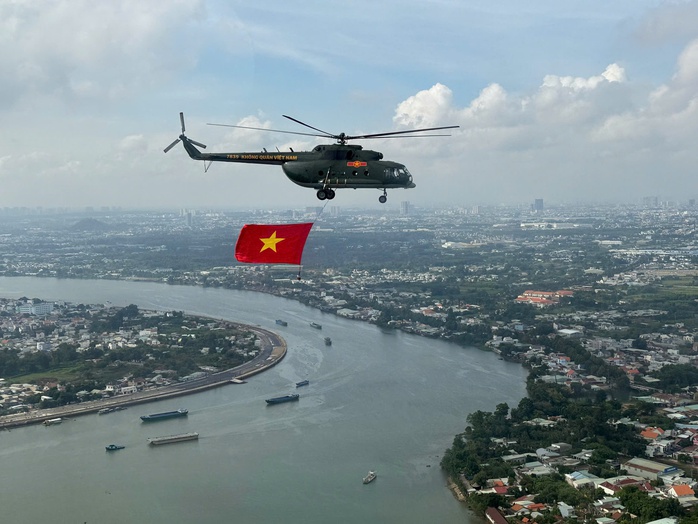 Xem trực thăng, tiêm kích biểu diễn trên bầu trời TP HCM - Ảnh 1.