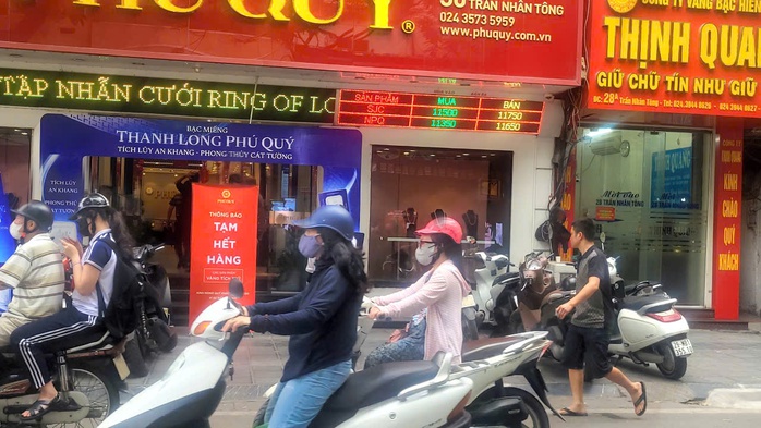 Giá vàng tăng vùn vụt nhưng "có tiền không dễ mua"- Ảnh 1. Giá vàng tăng vùn vụt nhưng "có tiền không dễ mua"- Ảnh 1.