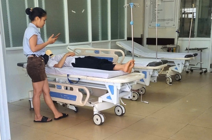 Xe chở học sinh bị lật trên Quốc lộ 19- Ảnh 2.