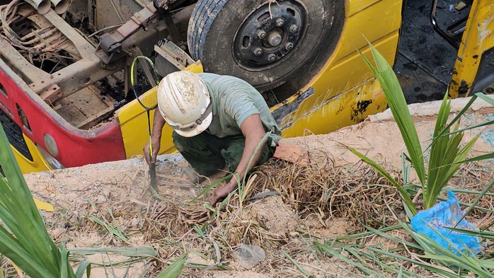 Xe chở học sinh bị lật: xót xa tìm ngón tay bị đứt lìa cho nữ sinh lớp 9- Ảnh 1. Xe chở học sinh bị lật: xót xa tìm ngón tay bị đứt lìa cho nữ sinh lớp 9- Ảnh 1.