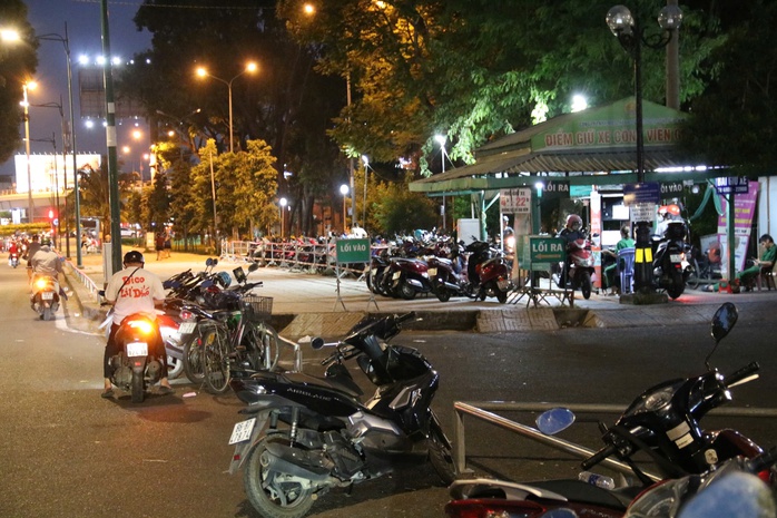 TP HCM ban hành loạt chỉ đạo về bãi xe, cây xanh, thu phí lòng đường - Ảnh 1.