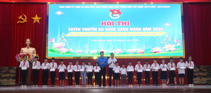 Trao 50 suất hỗ trợ học tập tại Hội thi “Truyên truyền ca khúc cách mạng” tỉnh Hậu Giang - Ảnh 1.