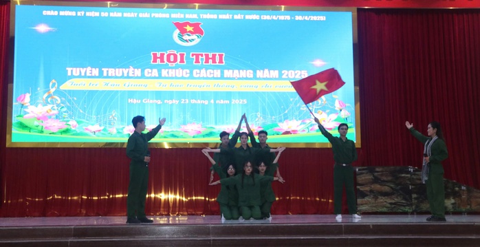 Trao 50 suất hỗ trợ học tập tại Hội thi “Truyên truyền ca khúc cách mạng” tỉnh Hậu Giang - Ảnh 12.