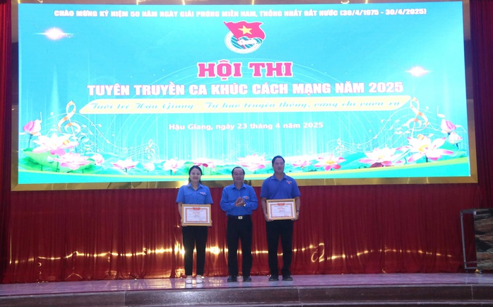 Trao 50 suất hỗ trợ học tập tại Hội thi “Truyên truyền ca khúc cách mạng” tỉnh Hậu Giang - Ảnh 14.