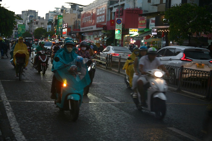 Chiều nay, TP HCM hứng mưa lớn giải nhiệt - Ảnh 4.