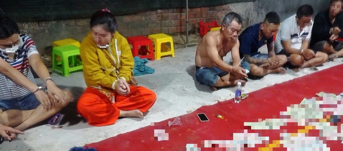 Tụ điểm đánh bạc cử người đưa đón con bạc bị triệt phá - Ảnh 2.