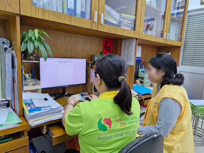 Bệnh viện Chợ Rẫy hỗ trợ mua BHYT cho người bệnh - Ảnh 1.