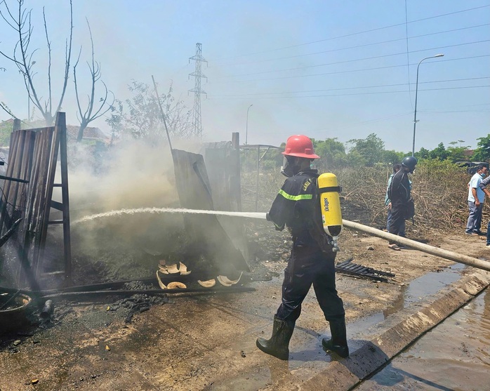 Cháy lớn giữa trưa, cột khói đen cuồn cuộn bao trùm TP Quy Nhơn- Ảnh 3. Cháy lớn giữa trưa, cột khói đen cuồn cuộn bao trùm TP Quy Nhơn- Ảnh 3.