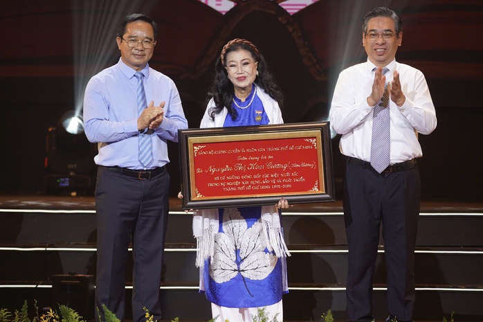 7 nghệ sĩ được tôn vinh trong sự nghiệp xây dựng, bảo vệ và phát triển TP HCM- Ảnh 7. 7 nghệ sĩ được tôn vinh trong sự nghiệp xây dựng, bảo vệ và phát triển TP HCM- Ảnh 7.