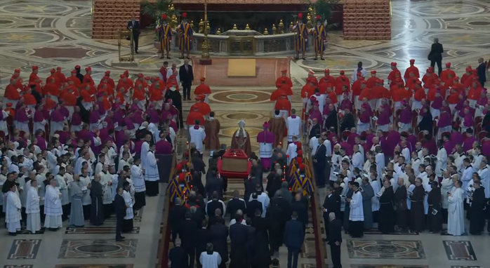 Lễ rước linh cữu Giáo hoàng Francis diễn ra trang trọng- Ảnh 2. Lễ rước linh cữu Giáo hoàng Francis diễn ra trang trọng- Ảnh 2.