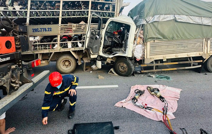 Tông đuôi xe trên cao tốc, 2 người trên xe tải tử vong, mắc kẹt trong cabin- Ảnh 1.