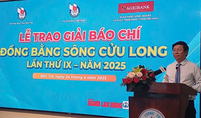 Trao 2.000 lá cờ Tổ quốc và 50 suất hỗ trợ học tập tại tỉnh Bến Tre - Ảnh 5.