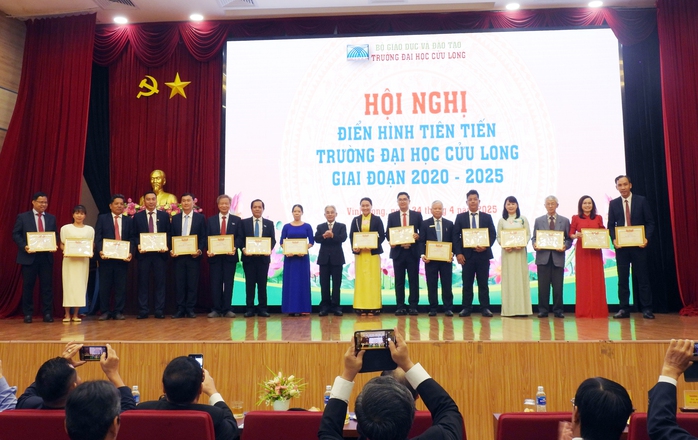 Trường ĐH Cửu Long tổ chức hội nghị điển hình tiên tiến- Ảnh 6. Trường ĐH Cửu Long tổ chức hội nghị điển hình tiên tiến- Ảnh 6.