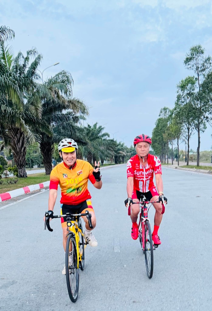 “Câu lạc bộ” xe đạp, cà phê - Ảnh 1. “Câu lạc bộ” xe đạp, cà phê - Ảnh 1.