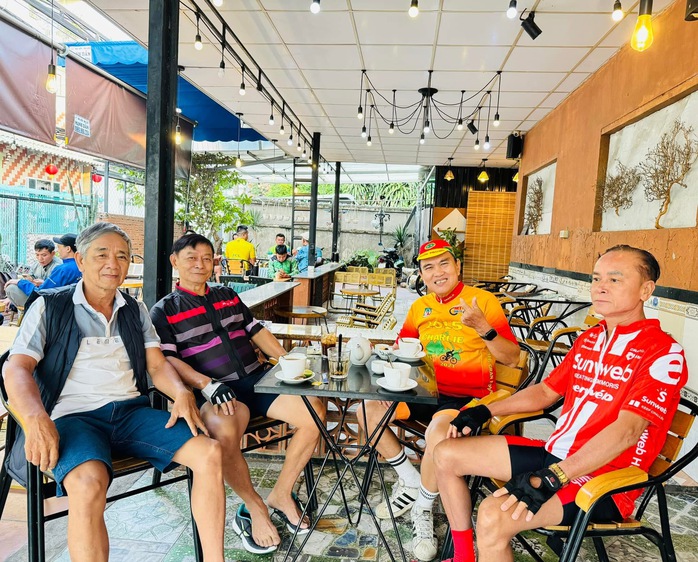 “Câu lạc bộ” xe đạp, cà phê - Ảnh 2. “Câu lạc bộ” xe đạp, cà phê - Ảnh 2.