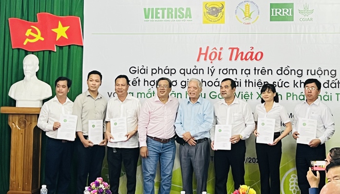 Hơn 10.000 tấn gạo đầu tiên của Việt Nam gắn logo "Gạo Việt xanh phát thải thấp"- Ảnh 1. Hơn 10.000 tấn gạo đầu tiên của Việt Nam gắn logo "Gạo Việt xanh phát thải thấp"- Ảnh 1.