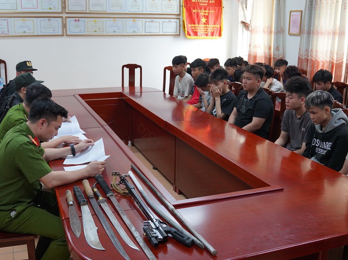 29 thanh, thiếu niên cầm súng, dao kiếm vô cớ chặn đánh người dân đi đường- Ảnh 1.