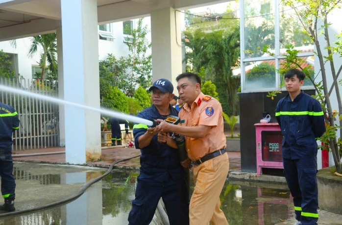 Công an TP HCM lưu ý người dân cẩn thận nhiều vấn đề trong những ngày nắng nóng - Ảnh 3.