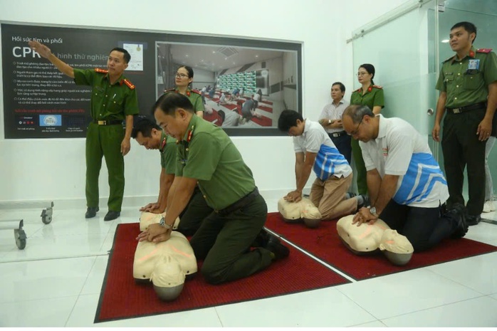 Công an TP HCM lưu ý người dân cẩn thận nhiều vấn đề trong những ngày nắng nóng - Ảnh 2.