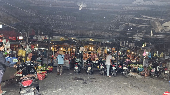 Chuyển chợ truyền thống thành siêu thị?- Ảnh 1. Chuyển chợ truyền thống thành siêu thị?- Ảnh 1.