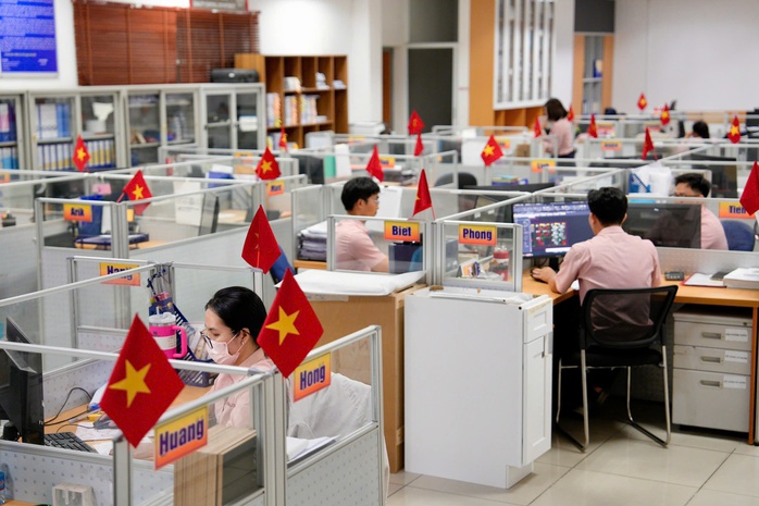 Doanh nghiệp ở Bình Dương nhuộm đỏ cờ Tổ quốc trong nhà xưởng mừng Lễ 30-4 - Ảnh 3.