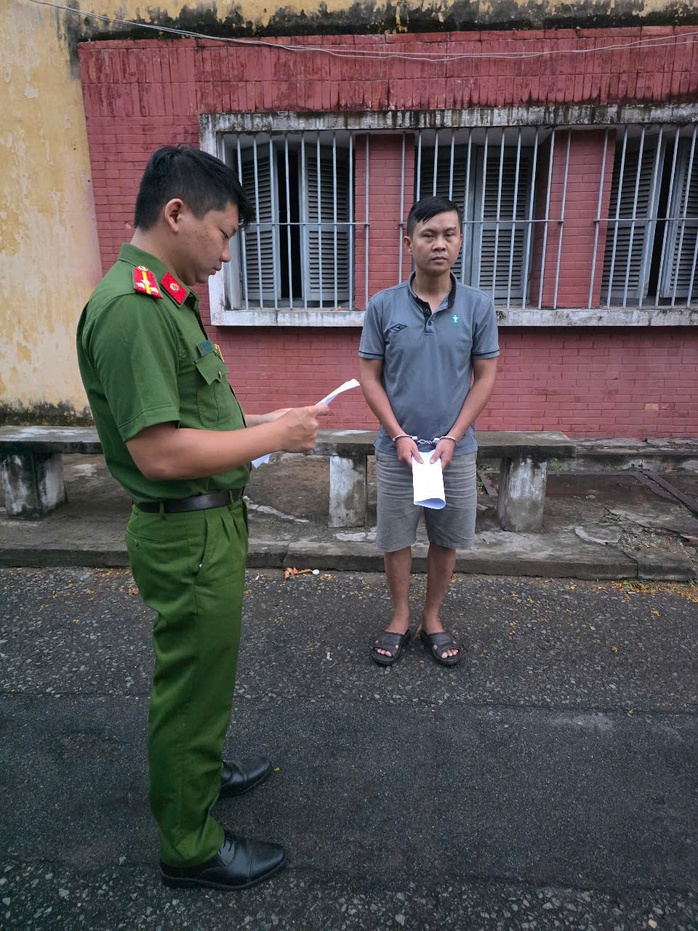 Công an TP HCM bắt một nhân viên công ty dược - Ảnh 1.