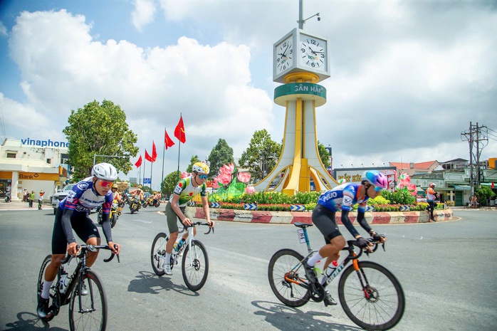 Ivan Blokhin tung nước rút thắng chặng 19 Cúp truyền hình HTV-Tôn Đông Á 2025 - Ảnh 3.