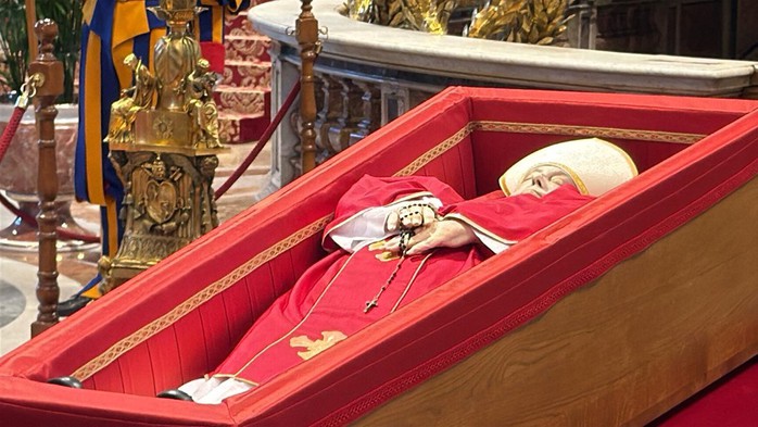 Thế giới tưởng nhớ Giáo hoàng Francis - Ảnh 6. Cộng đồng cách xa hàng ngàn km tưởng nhớ Giáo hoàng Francis - Ảnh 6.