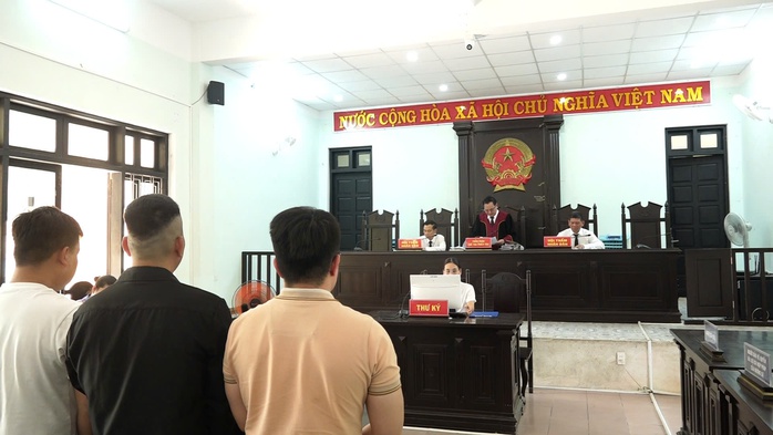 3 người bị phạt tù vì sử dụng chứng minh nhân dân giả - Ảnh 1. 3 người bị phạt tù vì sử dụng chứng minh nhân dân giả - Ảnh 1.