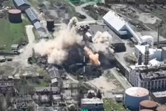 Ukraine tấn công sâu lãnh thổ Nga, Moscow phóng tên lửa vào Kiev- Ảnh 1. Ukraine tấn công sâu lãnh thổ Nga, Moscow phóng tên lửa vào Kiev- Ảnh 1.