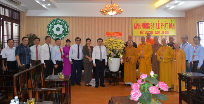 Lãnh đạo TP HCM chúc mừng Đại lễ Phật đản- Ảnh 4. Lãnh đạo TP HCM chúc mừng Đại lễ Phật đản- Ảnh 4.