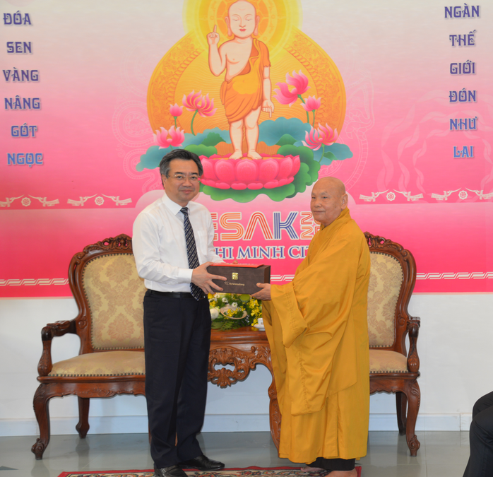 Lãnh đạo TP HCM chúc mừng Đại lễ Phật đản- Ảnh 2. Lãnh đạo TP HCM chúc mừng Đại lễ Phật đản- Ảnh 2.