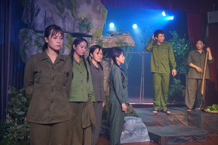 Sân khấu sáng đèn nhiều vở diễn cách mạng- Ảnh 1. Sân khấu sáng đèn nhiều vở diễn cách mạng- Ảnh 1.