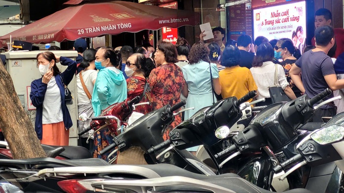Cảnh tượng quen lại xuất hiện trước cửa tiệm vàng khi giá bật tăng- Ảnh 1. Cảnh tượng quen lại xuất hiện trước cửa tiệm vàng khi giá bật tăng- Ảnh 1.