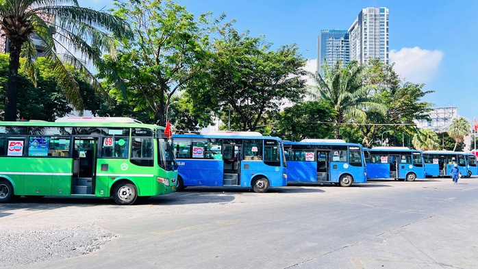 Xe buýt TP HCM đồng loạt treo cờ Tổ quốc mừng đại lễ 30-4- Ảnh 1. Xe buýt TP HCM đồng loạt treo cờ Tổ quốc mừng đại lễ 30-4- Ảnh 1.