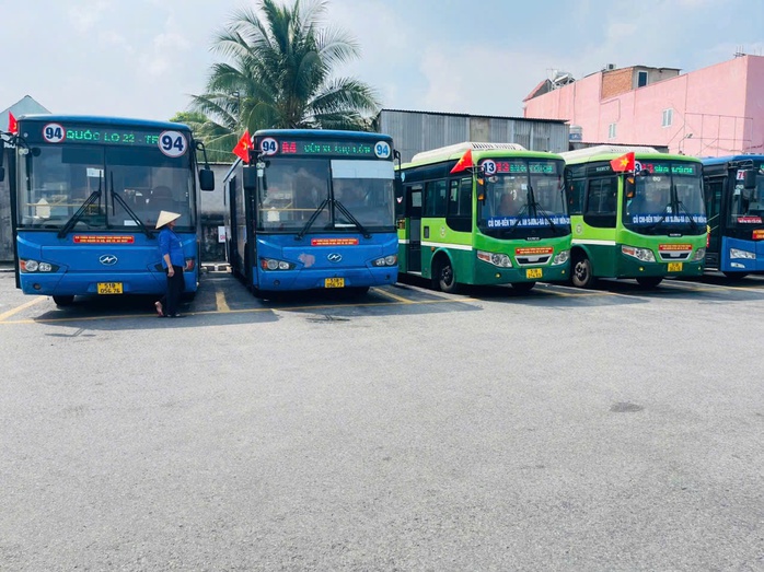 Xe buýt TP HCM đồng loạt treo cờ Tổ quốc mừng đại lễ 30-4- Ảnh 2. Xe buýt TP HCM đồng loạt treo cờ Tổ quốc mừng đại lễ 30-4- Ảnh 2.