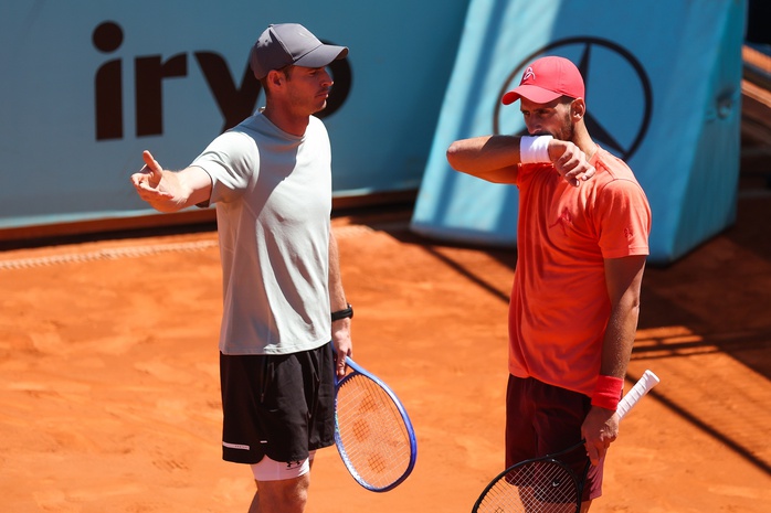 Djokovic nổi nóng trong buổi tập với Andy Murray cho Madrid Open - Ảnh 1.